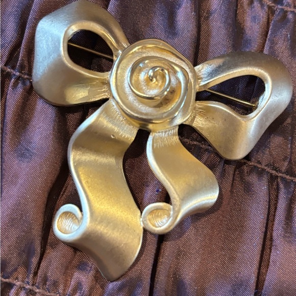 Vtg Givenchy Ribbon/ Bow Gold Brooch🎀 - Picture 3 of 8